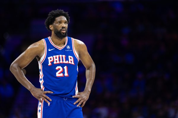 Embiid: Nó tốt hơn năm ngoái. Nếu có một vấn đề, hãy tập trung vào việc giải quyết nó và tiếp tục ti