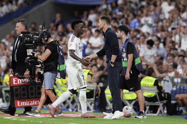 AS: Vinicius bày tỏ sự không hài lòng với Mastantono đến Alonso khi anh ta được thay thế